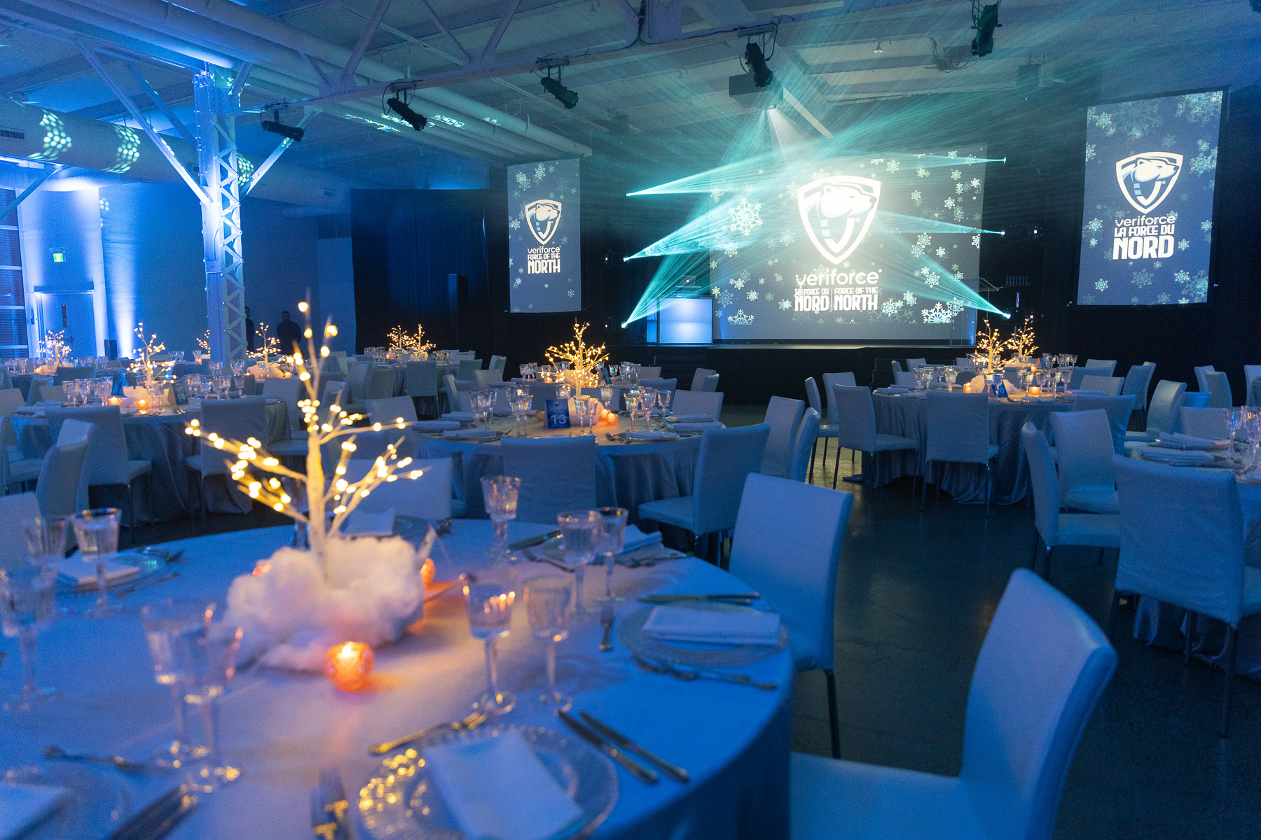 Veriforce Force du Nord — winter gala atmosphere, white tables and snowflake projections
