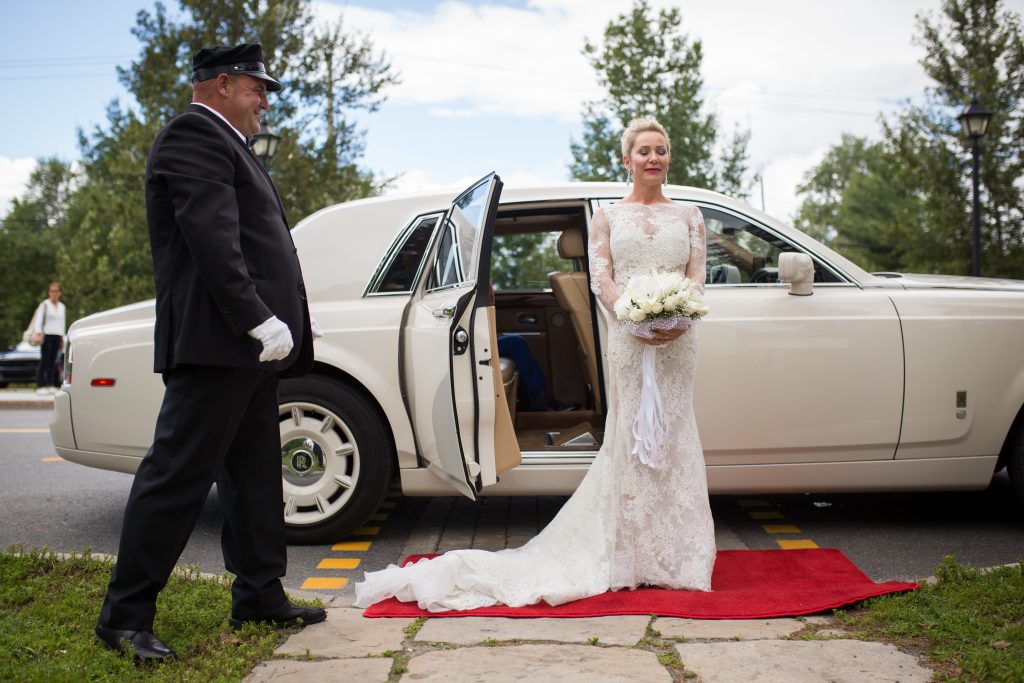 Wedding photographer Montreal: Bride and rolls royce about to get married