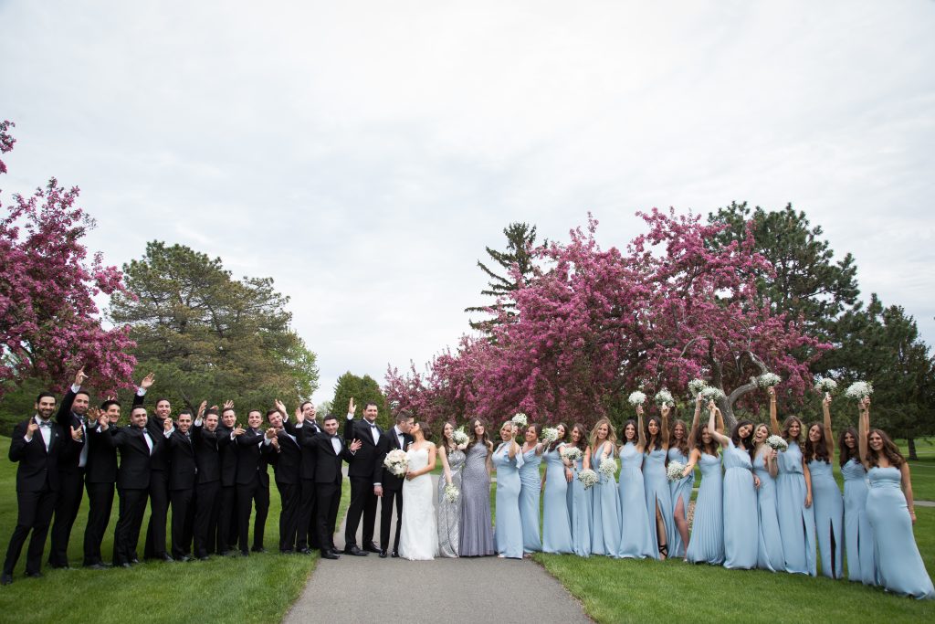 Group photo of the bridal party 30 bridesmaids and groomsmen in Montreal