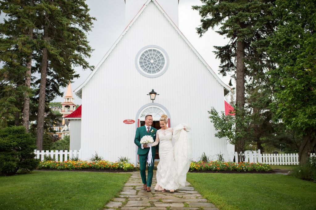 Bride and groom in front of a chapel in Tremblant
