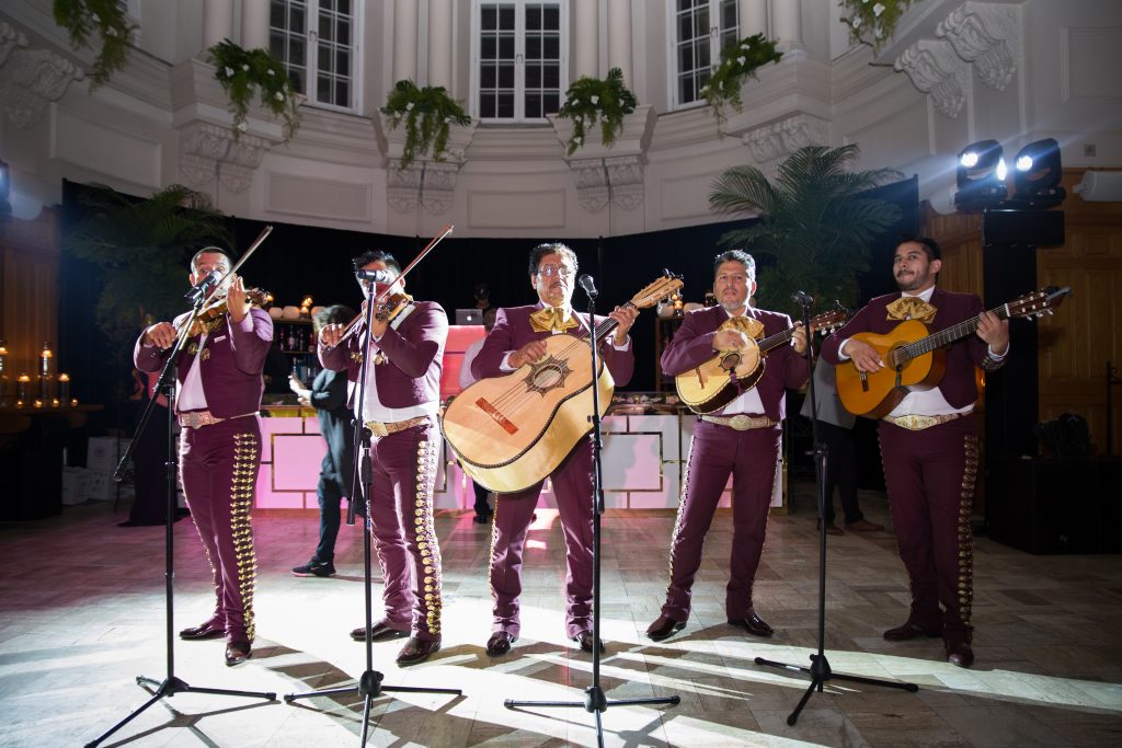 wedding reception with mexican mariachi band singing to wedding guests at abbaye, d'oka